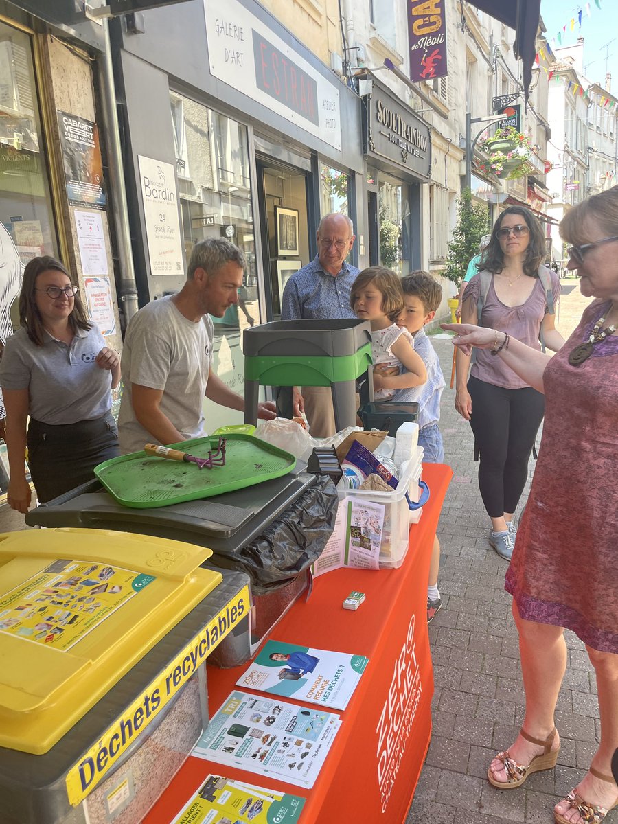 CARCThierry's tweet photo. Ce matin @LibrairiedesFab accueille nos équipes pour parler #écologie et gestion de nos #déchets: une opération qui permet d’avoir conseils et bons gestes que ce soit en pratique ou à travers une sélection d’ouvrages pour tous les âges #objectifzerodechet #destination2030 🗑️♻️📚 https://t.co/samdPjpsjW