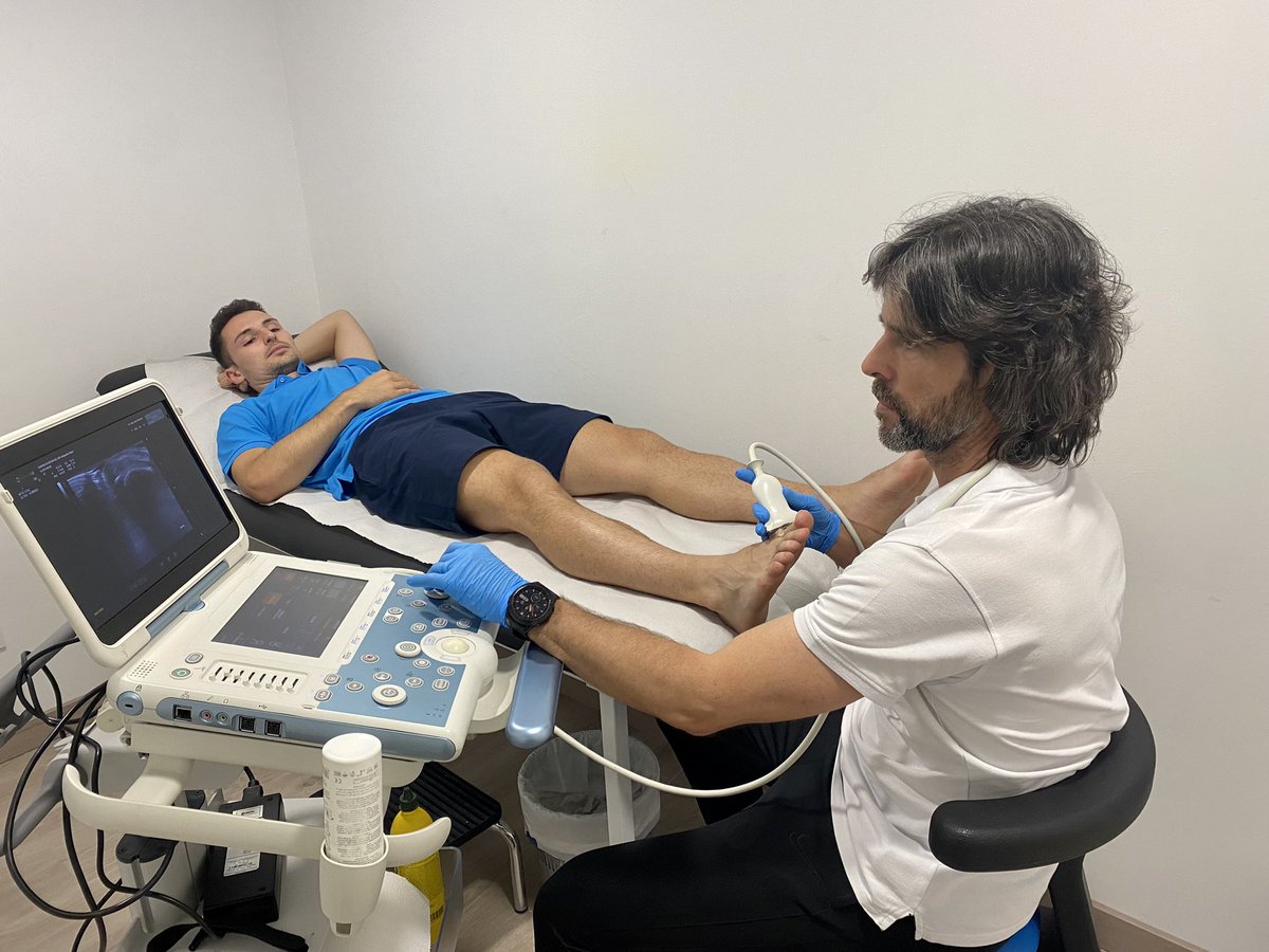 ✅ <a href="/Alexlluch5/">Àlex Lluch</a> passa la revisió mèdica amb el Dr. Joan Vilaseca i revisió biomecànica i podològica amb Alejandro Bayo.

#EstoEsSantaColoma
#SomGentdeFutsal