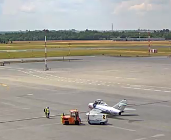 walasek_mateusz's tweet photo. Ciekawostka na płycie łódzkiego lotniska. SB Lim-2 ✈️czyli polska wersja odrzutowego myśliwca MiG-15 UTI. Gościł u nas w WZL 🛫. Nie ma nowych śmigłowców do serwisowania, to chociaż to...  😉 [foto : kamera TOYA]
#PortLotnicyŁódź #lotnisko #LodzAirport #MiG15 #Lim2 https://t.co/sQ4qORisjL
