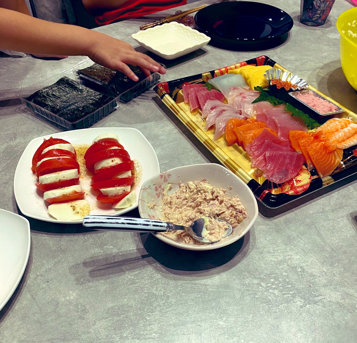 SEP91007377's tweet photo. 今日は手巻き寿司。
子供達も嬉しそう。
今週もお疲れ様でした😄
乾杯🍻

#乾杯
#晩酌
#おうちごはん
#夕飯
#金曜日 https://t.co/6uETVJt3RC