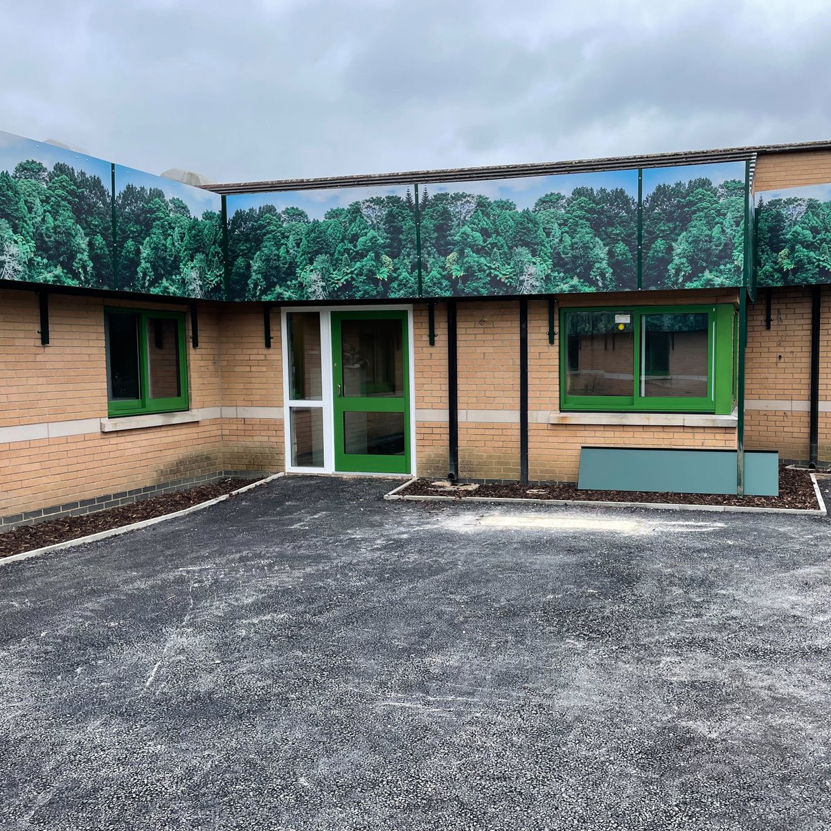 Polar_NE's tweet photo. 🏥Brodsworth Ward🏥

Take a look at our specialist Humber™ Two Healthcare windows &amp; Derwent Secure Doors we recently installed alongside O&amp;P Construction for @rdash_nhs 

What do you think of the colour?💚

#Healthcare #MentalHealth #Window #HumberTwo #NHS #PolarNE https://t.co/OTuwE7tfvD
