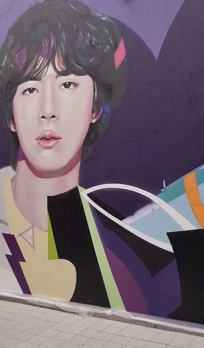 seokjin_india_'s tweet photo. If perfection was a human it would be Seokjin 💜😭
—- Jin on BTS mural for 10th Anniversary
#방탄소년단진 #BTSJIN #ToJinfinityandBeyond #JIN
Cr @/EuphoRian_JK901 https://t.co/z8zLBDrmdI