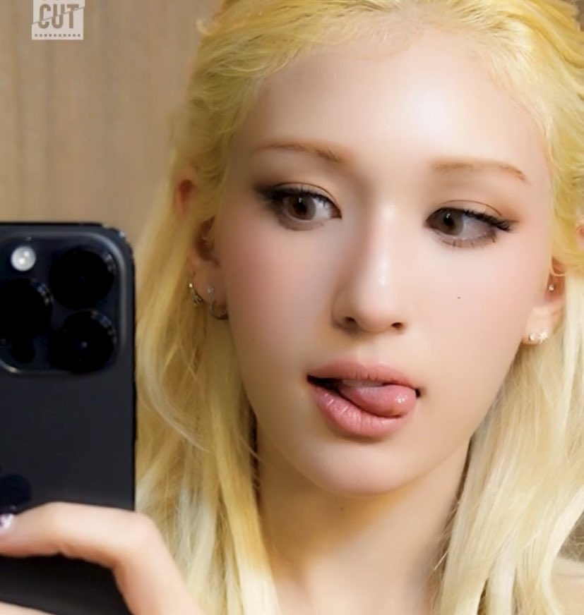 somihourly's tweet photo. she’s so pretty https://t.co/X29P4r9ySe
