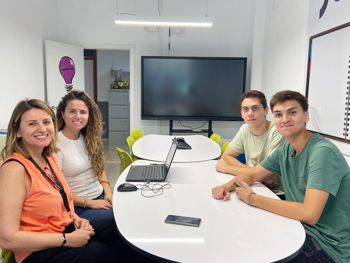 cifpjoantaix's tweet photo. 💡En Joan Toni és antic alumne del CFGS d'administració i finances del @cifpjoantaix i, juntament amb en Baltasar, ha acudit a l'aula d'emprenedoria del centre per desenvolupar un projecte emprenedor propi. 

#cifpjoantaix #emprenedoria https://t.co/0apSFqmkgm