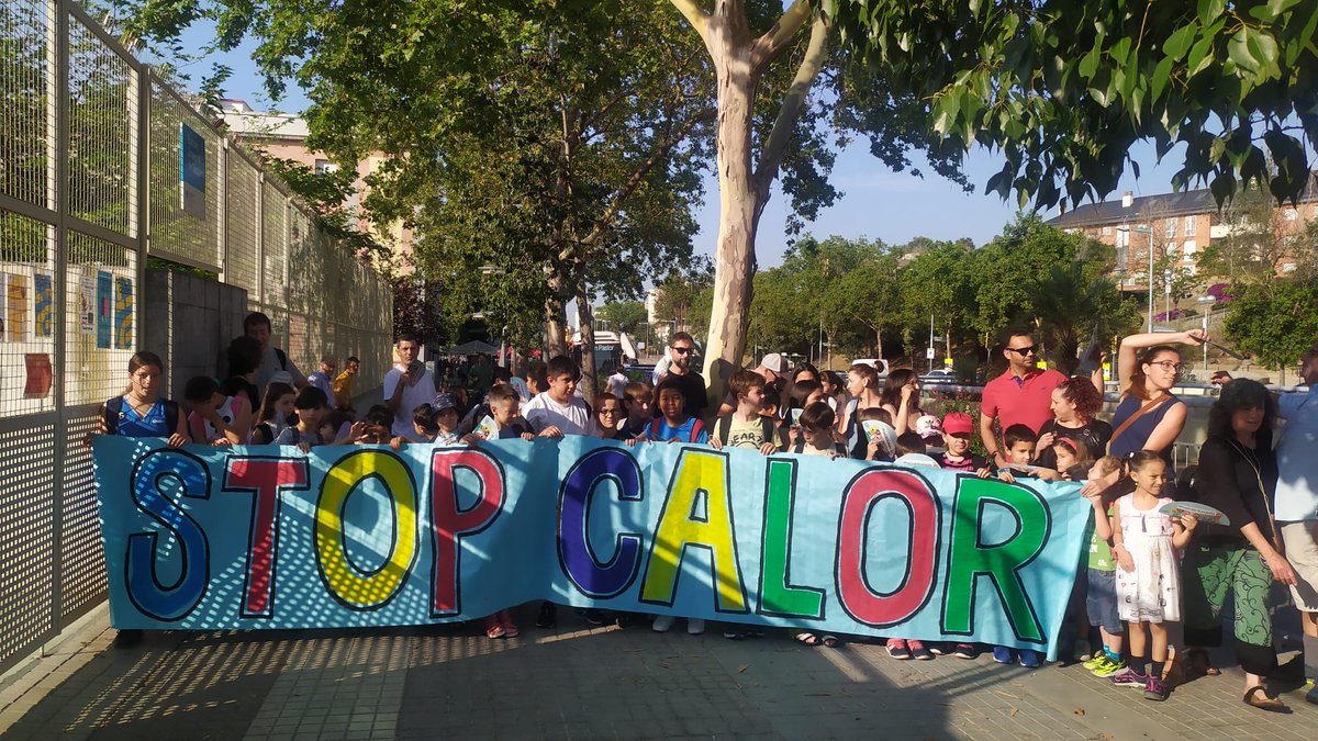 ampasagarra's tweet photo. AFA Sagarra: PROU CALOR A LES AULES!! Ens manifestem per tenir ... https://t.co/hKZsxb6mok https://t.co/hVLIRF0rnj