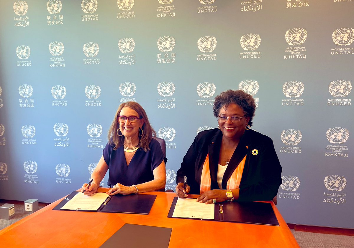 Matthewbarbados's tweet image. Today at @UNCTAD we were delighted that #Barbados PM @miaamormottley &amp;amp; @RGrynspan signed a joint letter announcing the Global Supply Chain Forum in Barbados in May 2024!