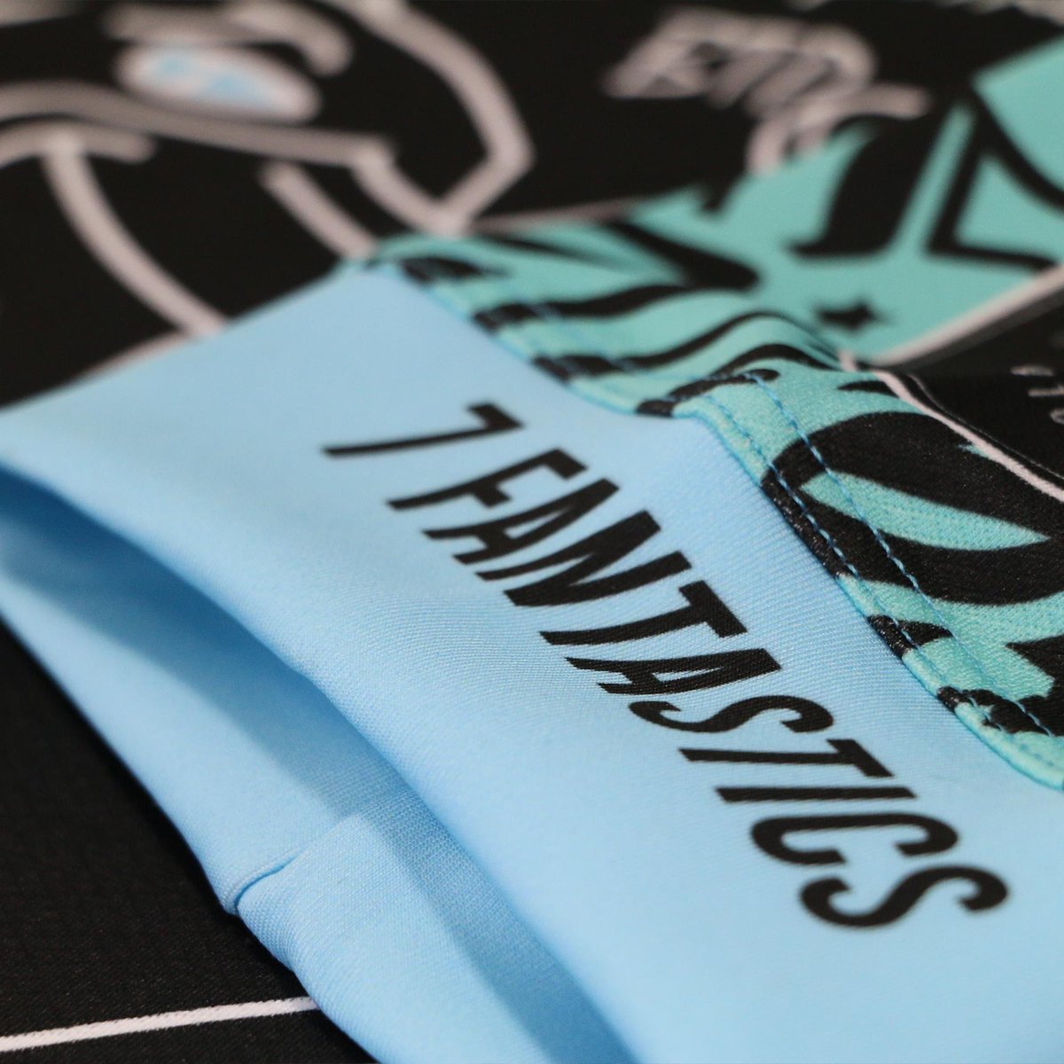 #Sevens 7️⃣🤩- Pour la 8️⃣ ème années consécutives, nos potes des🦸‍♂️ <a href="/7FRugby/">7 Fantastics Rugby</a> 🦸‍♀️ nous ont fait confiance pour réaliser leur nouvelle pépite‼
😎Vous pourrez les voir dès ce week-end lors du❤ <a href="/Tournoi7deCoeur/">Tournoi 7 de Coeur</a> ❤
➡️Ils ont opté pour notre modèle 𝙋𝙍𝙊©️ avec un pattern seamless ‼️