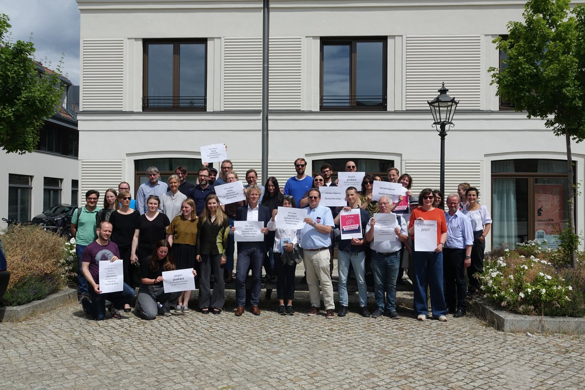Die Leitung und Mitarbeiter:innen des ZZF protestieren gemeinsam gegen den überarbeiteten Entwurf des #WissZeitVG und fordern eine umfassende Reform der Karrierewege im deutschen Wissenschaftssystem.

#IchbinHanna #IchbinReyhan #ProfsfürHanna