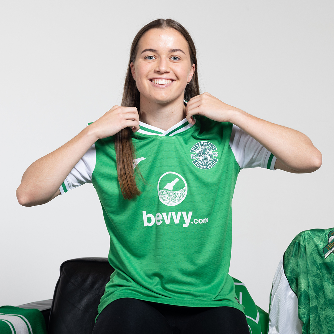 HibernianFC's tweet photo. A kit launch featuring past, present and future stars...

Take a look at the best 📸 from our Hibs home kit shoot in Leith 👇