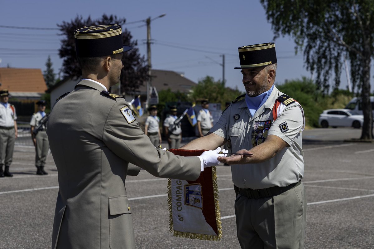 53eRT1's tweet image. [#Passcom]

Hier, le capitaine Julien a rendu son commandement après deux belles années à la tête de la 6e cie.

Bon vent a lui et félicitations au capitaine Frédéric qui prend sa suite !

#SoldatsDeLaNation #TradiMili #FiersDeNosSoldats 

@armeedeterre @armeeszne @COMSIC_FR
