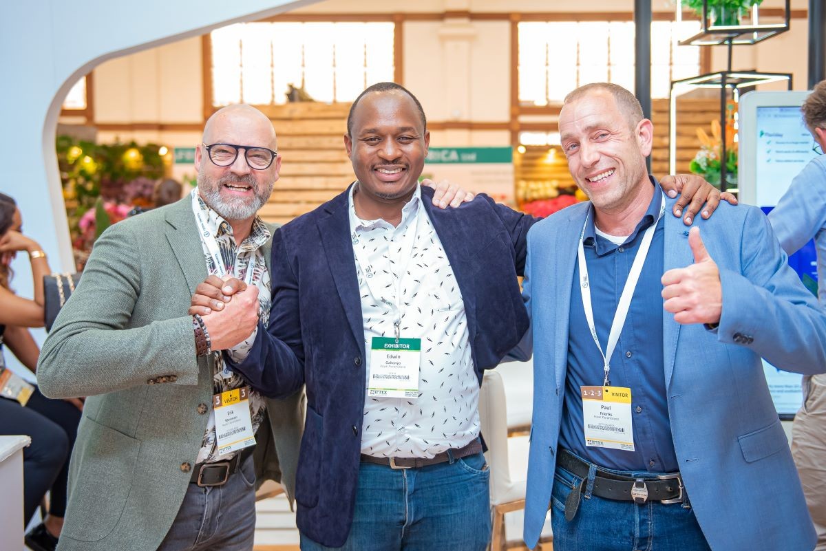 Veilingmeesters Paul Freriks en Erik Wassenaar bezochten de IFTEX in Kenia, waar ze veel nieuwe kennis opdeden. Lees meer over hun avonturen op deze internationale sierteeltbeurs. royalfloraholland.com/nieuws-2023/we…