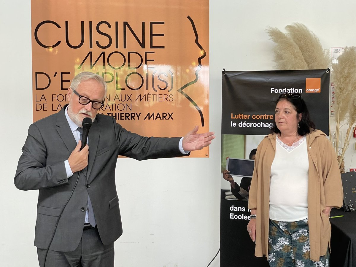 OrangeBFC's tweet photo. La @FondationOrange favorise le soutien à l’insertion socio-professionnelle : don d’une cuisine pro provenant d’un site Orange de Dijon à @CuisineMEmplois en présence du chef étoilé Thierry Marx. Les éléments de cette cuisine viennent compléter le plateau de l’école de Besançon. https://t.co/lxi1Zw0cei