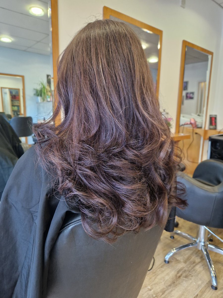 headmasters_ltd's tweet photo. Beautiful chocolate balayage with just a hint of purple that reveals itself in the summer sunshine 💜😎
#balayage #haircolour #purplehair #aveda #avedaartist #veganbeauty #crueltyfree https://t.co/hZWoZiiLu4