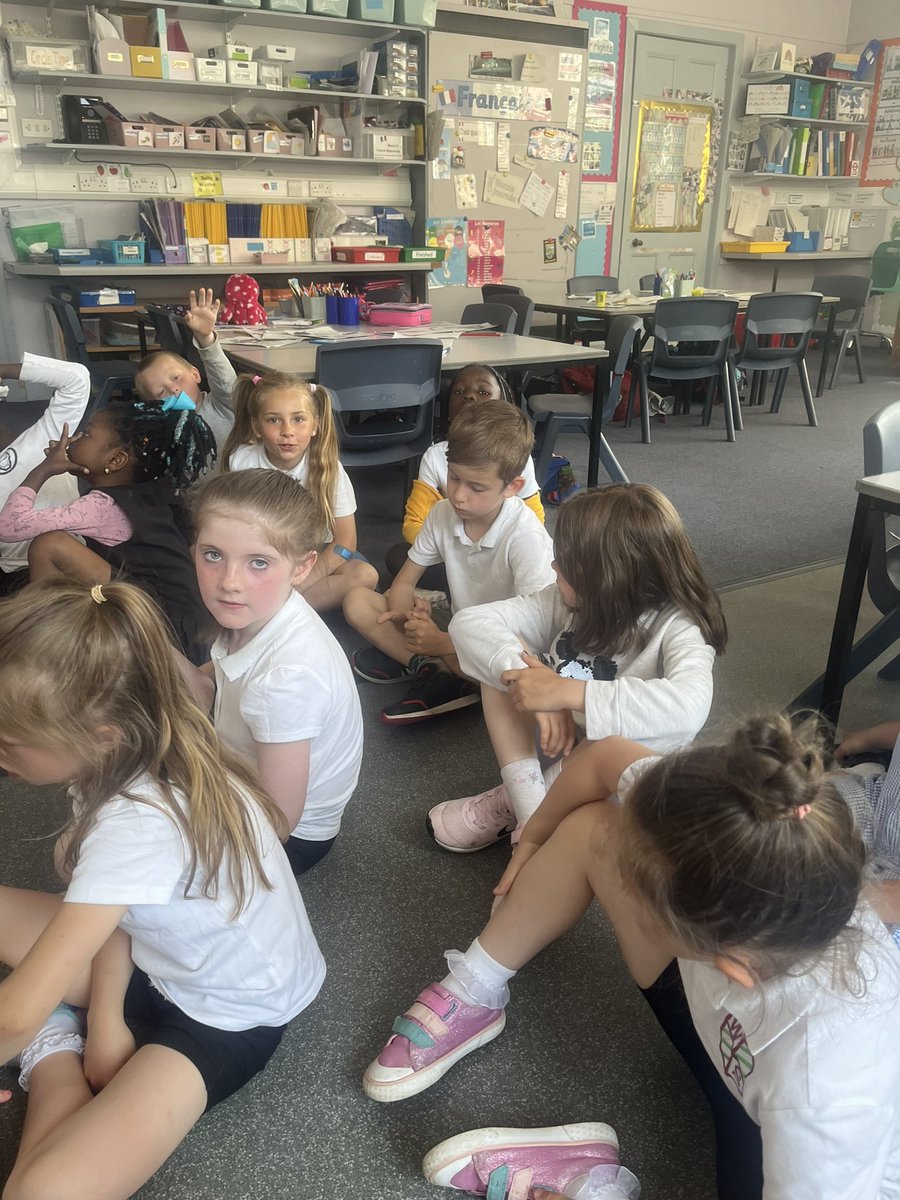 MissBruce00's tweet photo. Talking about who we would say ‘Thank-you’ to and what worries we have and how to deal with them. RSHP @woodside_school @WoodsideRRS https://t.co/KtVlSdFEZk