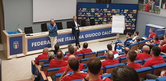 Allegri at Coverciano. The coach said :

- a coach cannot rise above the needs of the group and not take into account the characteristics of his players
- a coach must carry out his own basic idea, but he cannot sacrifice every aspect to the defense of 'his football'.