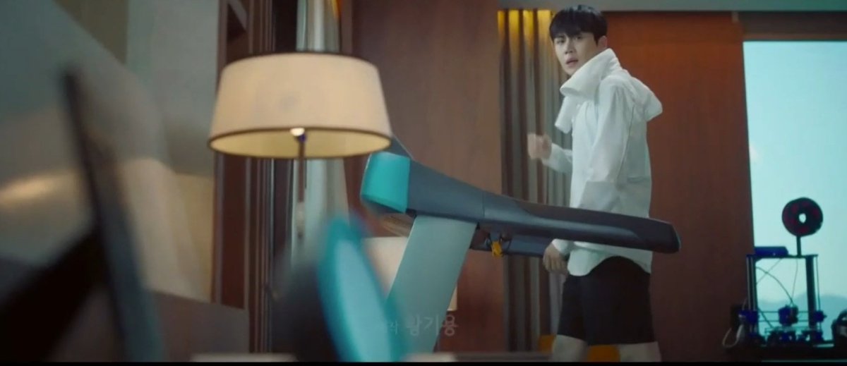 kdramagalaxxy's tweet photo. han jipyeong appearing in the opening scene and making me think he is a male lead https://t.co/wAVD4FNtqA