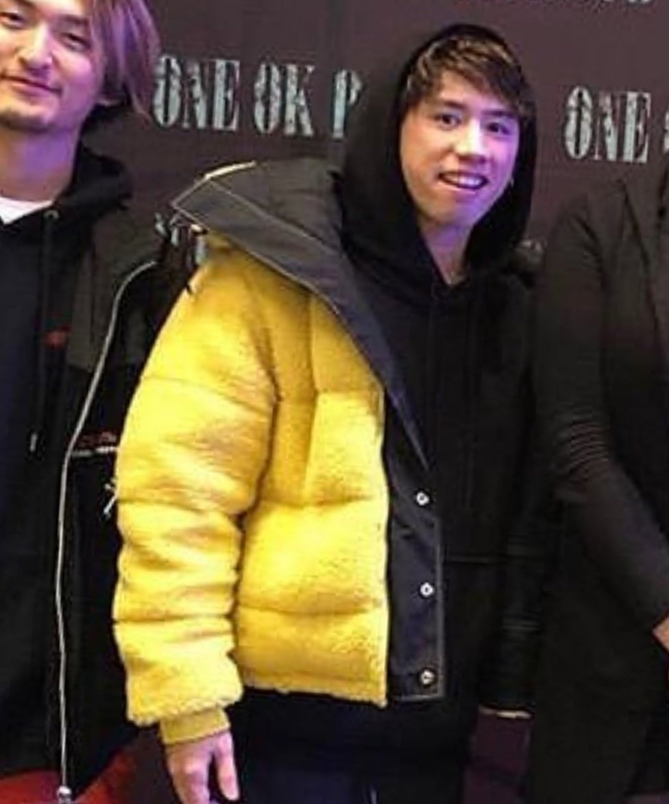 Idk why I find that hoodie funny, I mean, the yellow jacket is so big and his head looks like 🤏