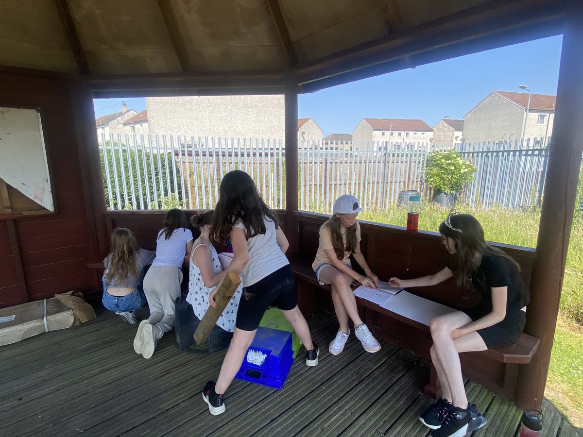 MrsFarrell21's tweet photo. Mr Kearney set us a challenge today to create posters advertising the school’s open day to visit our garden. Keep your eyes peeled on the school app for more information. We took ourselves out to the garden for inspiration!! @HareleeshillPS #itsSLC https://t.co/yxrLQpoUXz