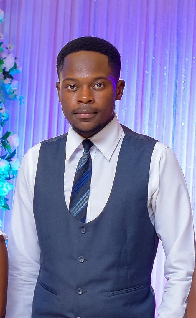 Zalusoarts's tweet image. Meet Emmanuel Phale from Blantyre. He is a self-taught visual artist who makes Charcoal and graphite pencil drawings. Check out more of his work @Emman123phale 

#ArtistFeature #Creatives #Malawi