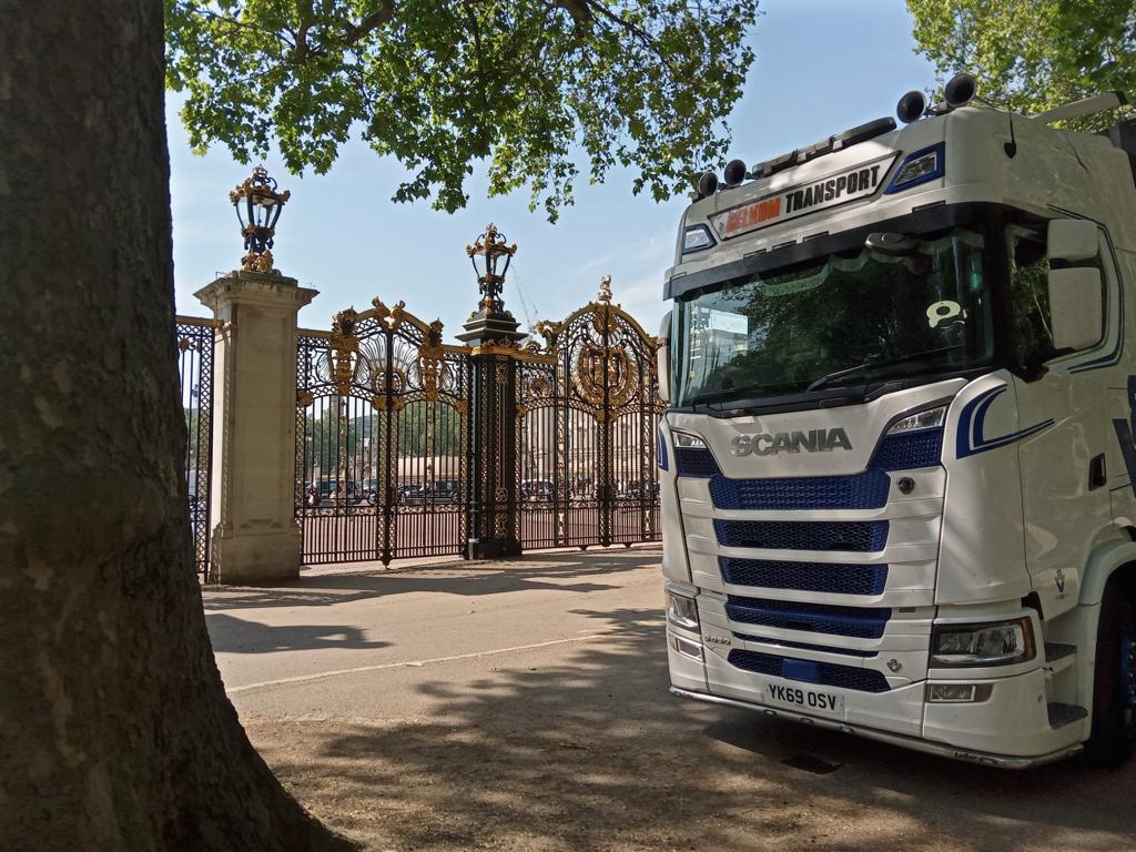 CelkomL's tweet photo. Another load delivered for one of our amazing customers. Not a bad view either 👌🤍👑🇬🇧 

#celkom #pallettrack #London #pride #grateful #amazinglocation #summerdays #anyload #anylocation https://t.co/TN4f0bZ1pM