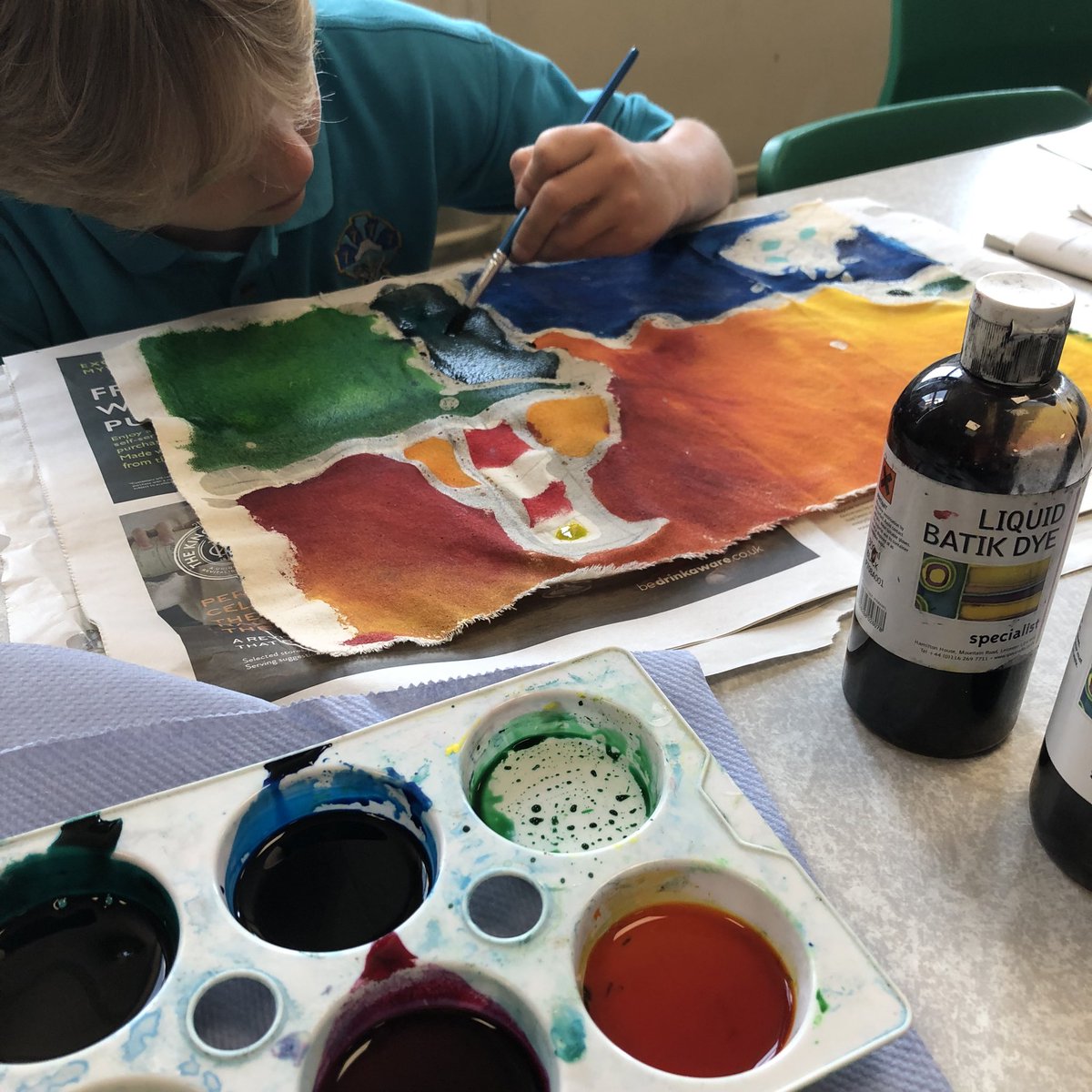 TimLlan's tweet image. Gwaith batic hyfryd gan dysgwyr Bl8. Da iawn chi 👏🏻 Excellent batik work by Year 8 learners. 👏🏻 #timllan #creadigol