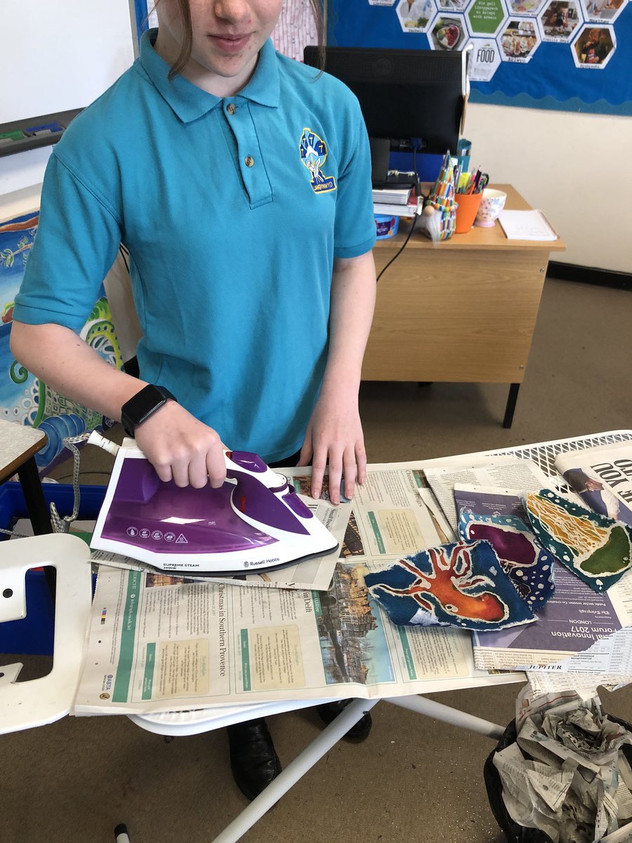 TimLlan's tweet image. Gwaith batic hyfryd gan dysgwyr Bl8. Da iawn chi 👏🏻 Excellent batik work by Year 8 learners. 👏🏻 #timllan #creadigol