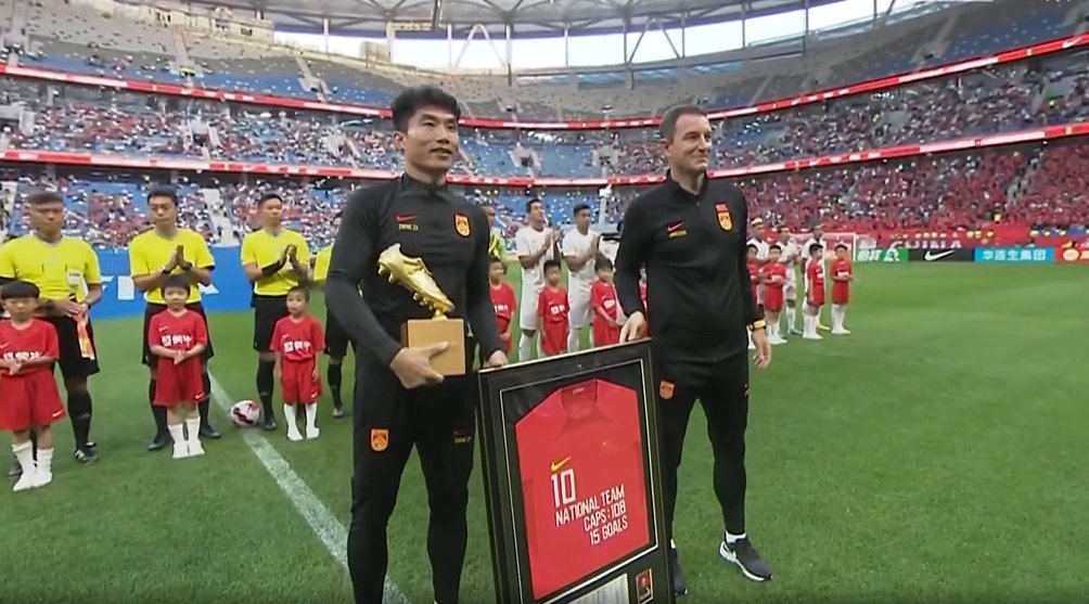 Official ceremony of Zheng Zhi's retirement was held before the match between China & Myanmar in Dalian. The former captain of Guangzhou and current assistant coach of CHNMNT officially retired.

#TeamChina