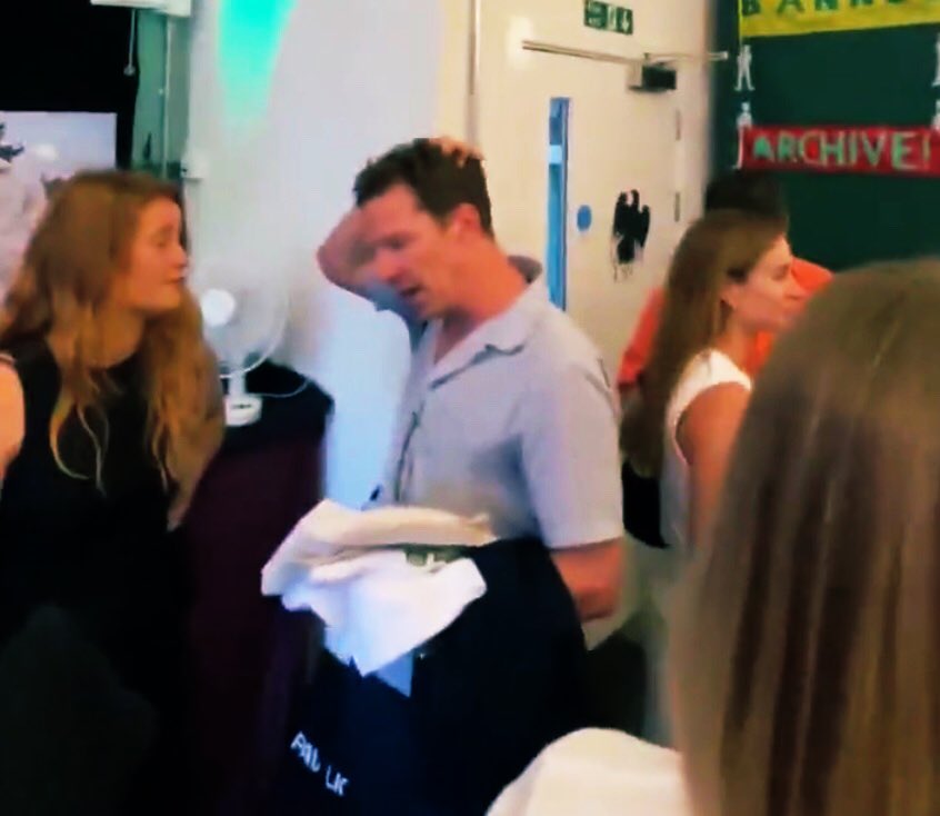JilldarB's tweet photo. Don’t know why the way he scratches his hair is so adorable 🥰 
#BenedictCumberbatch https://t.co/hKc7CKZUWz