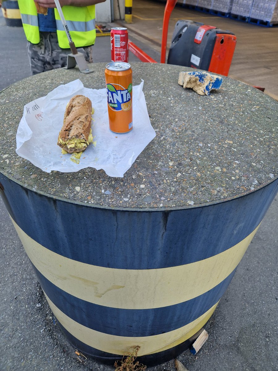 Nice dinner table outside of the warehouse 😂😂 #eating #Sandwich #chickencurry #warehouse #dinnertable
