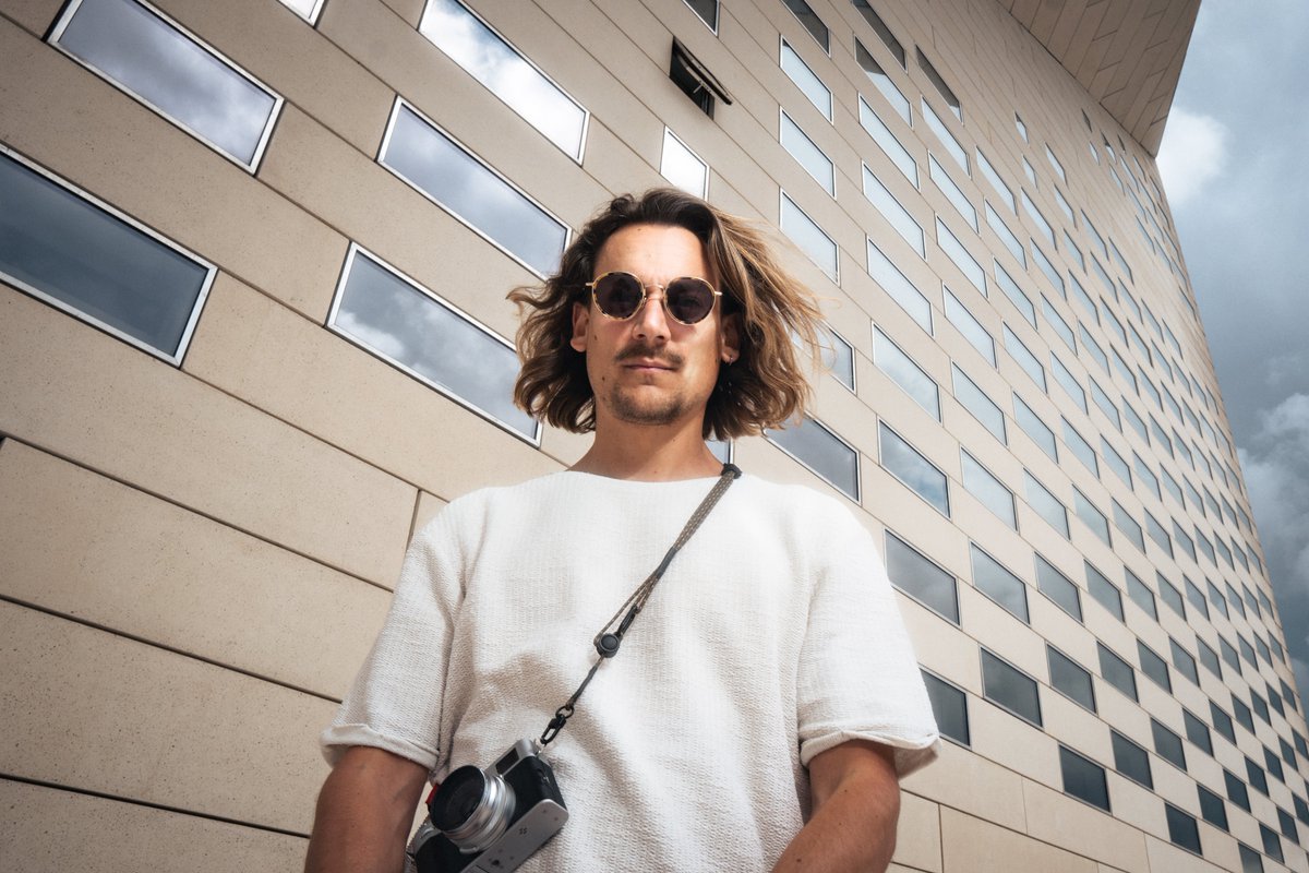 Pour remplir mon frigo, j'ai fait un beau portfolio ✨
→ superclub.paris/leonard 

Après des années à jongler entre direction artistique, design graphique et création de contenu pour les labels et les artistes, il est grand temps de mettre tous ces pouvoirs à profit !