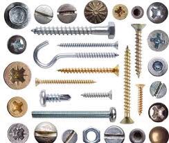 يُحكى أنَّ وزير الصناعة في الهند كان يزور أحد المصانع، فلفت انتباهه عامل يُعبّئ المسامير في العلب، وهو يغني ووجهه يطفح بعلامات السعادة، فاقترب منه وسأله مستغرباً سعادته: ماذا تفعل؟  
فأجاب:أصنع الطائرات!فخاطبه متعجباً:طائرات؟ 
فرد الرجل بكل هدوء وثقة بالنفس: نعم سيدي طائرات، هذه