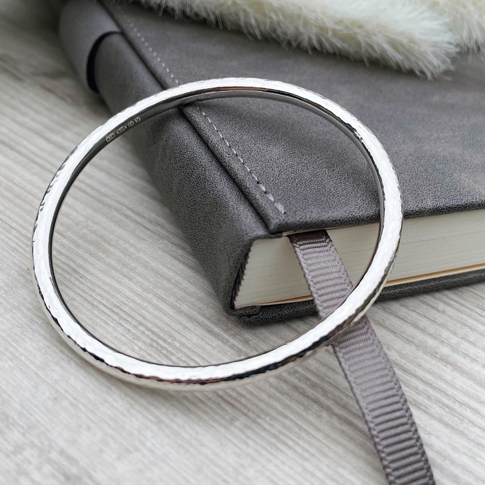 <a href="/BritishCrafting/">BritishCraftHouse</a> Has to be my chunky bangle, absolutely my favourite thing to make 🤍 #tbchrelaunch