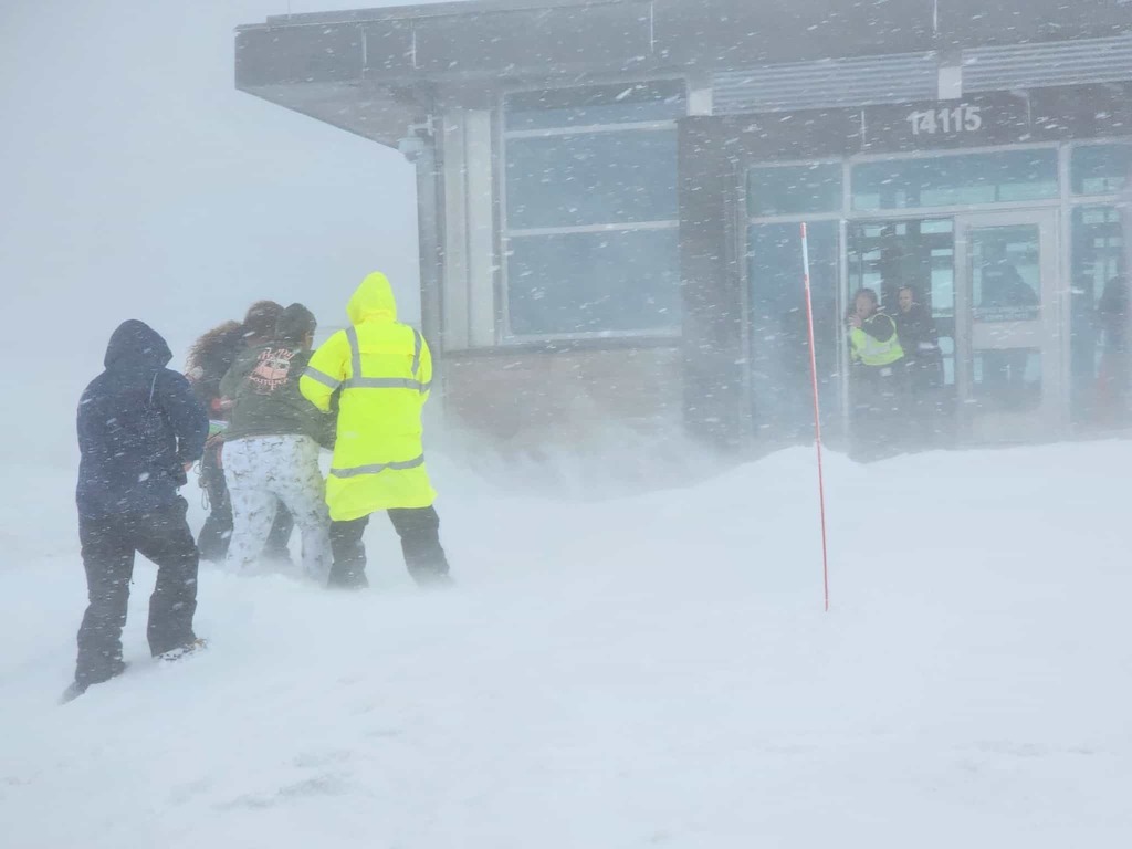 SnowBrains's tweet photo. [VIDEO] Rangers Rescue 20-30 Cars as Blizzard Conditions Hit 14,115′ Pike’s Peak, CO, in June
https://t.co/RHjOw2n4lC https://t.co/QUIRXuzKVa