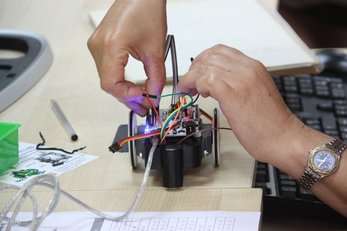 cantabRobots's tweet photo. Un año más damos las gracias a  @unican por invitarnos a participar en el curso de verano de Robótica, IoT, Hardware libre y sus aplicaciones en la industria y la educación. @iberobotics @TSTsistemas
https://t.co/Qvx7a1pT4l https://t.co/7MLsVVc7Za