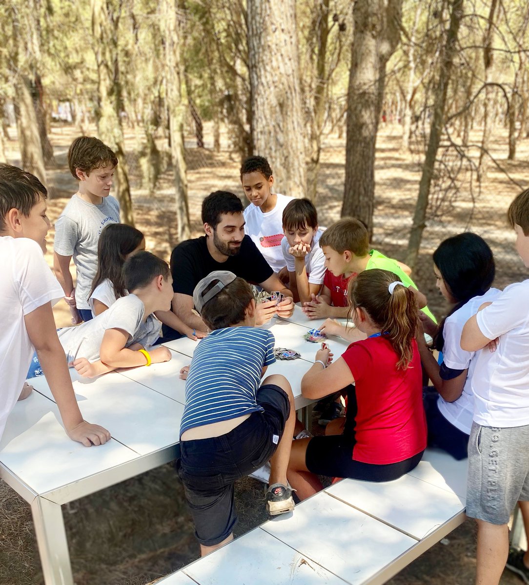 ¿En Inventaland todo es ensamblar? 🤖 
¡Por supuesto que no! Juegos, compañeros, ciencia… Muchas aventuras esperan a nuestros inventores en los descansos de las colonias de verano 👫👫
Pd. Si el profesor Miguel os reta a jugar a las cartas nunca aceptéis ¡hace trampas!