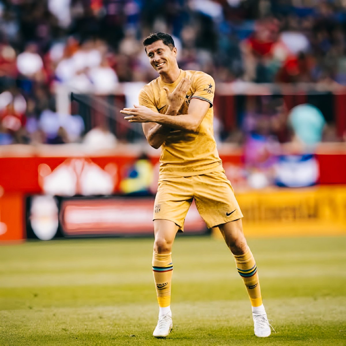 TopMGSzn's tweet photo. Messi - Age 36 - MLS 🤓
Ronaldo - Age 37 - Saudi Arabia 🤢
Suarez - Age 36 - Brazil 😭
Benzema - Age 35 - Saudi Arabia 🤢
Zlatan - Age 41 - Retired 😢
Aguero - Age 35 - Retired 😢

LEWANDOWSKI - Age 35 - La Liga in the biggest club in the world
🐐🤜🤛 https://t.co/R6mxUQX34y