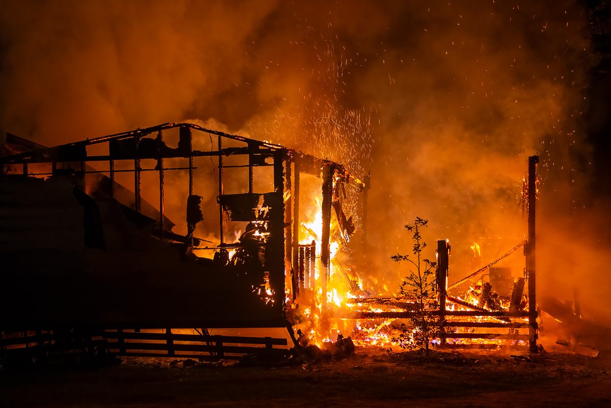 Reality_Photo's tweet photo. In de nacht van donderdag op vrijdag is er brand uitgebroken in een caravan op Camping Het Genieten in Kaatsheuvel. 

Hoewel de brandweer snel ter plaatse was kon de caravan niet meer worden gered. Ook een naastgelegen caravan liep grote schade op. https://t.co/teZYSVdOZd