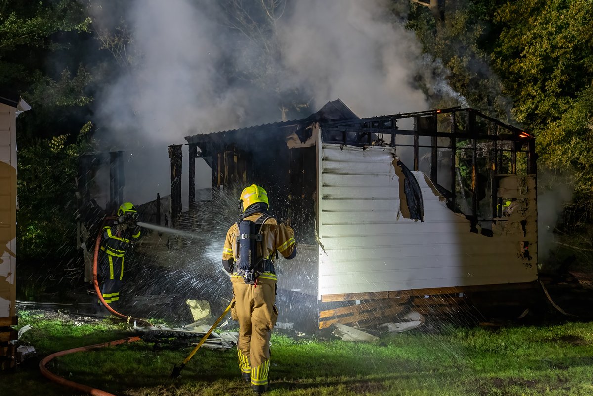 Reality_Photo's tweet photo. In de nacht van donderdag op vrijdag is er brand uitgebroken in een caravan op Camping Het Genieten in Kaatsheuvel. 

Hoewel de brandweer snel ter plaatse was kon de caravan niet meer worden gered. Ook een naastgelegen caravan liep grote schade op. https://t.co/teZYSVdOZd