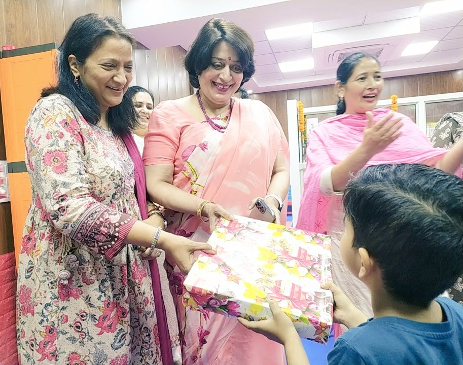 Women & Child Development Department, Haryana (@wcdhry) on Twitter photo рдорд╣рд┐рд▓рд╛ рдПрд╡рдВ рдмрд╛рд▓ рд╡рд┐рдХрд╛рд╕ рд╡рд┐рднрд╛рдЧ рдХреА ACS <a href="/sumitamisra/">Dr Sumita Misra IAS</a> рдиреЗ рдбрдмреНрд▓реВрд╕реАрдбреА рдСрдлрд┐рд╕, рдкрдВрдЪрдХреБрд▓рд╛ рдореЗрдВ рдХреНрд░реЗрдЪ рд╕реЗрдВрдЯрд░ рдХрд╛ рдЙрджреНрдШрд╛рдЯрди рдХрд┐рдпрд╛ред рдЗрд╕ рдХреНрд░реЗрдЪ рд╕реЗрдВрдЯрд░ рдореЗрдВ рдХрд╛рдо рдХрд░рдиреЗ рд╡рд╛рд▓реА рдорд╣рд┐рд▓рд╛рдУрдВ рдХреЗ рдмрдЪреНрдЪреЛрдВ рдХреА рджреЗрдЦрднрд╛рд▓ рдХреА рдЬрд╛рдПрдЧреАред рдЕрддрд┐рд░рд┐рдХреНрдд рдореБрдЦреНрдп рд╕рдЪрд┐рд╡ рдиреЗ рд╡рд╣рд╛рдВ рдореМрдЬреВрдж рдорд╣рд┐рд▓рд╛рдУрдВ, рдмрдЪреНрдЪреЛрдВ рд╕реЗ рдмрд╛рддрдЪреАрдд рдХреА рдФрд░ рддреЛрд╣рдлреЗ рднреА рд╡рд┐рддрд░рд┐рдд рдХрд┐рдП ред
#crechecenter рдорд╣рд┐рд▓рд╛ рдПрд╡рдВ рдмрд╛рд▓ рд╡рд┐рдХрд╛рд╕ рд╡рд┐рднрд╛рдЧ рдХреА ACS <a href="/sumitamisra/">Dr Sumita Misra IAS</a> рдиреЗ рдбрдмреНрд▓реВрд╕реАрдбреА рдСрдлрд┐рд╕, рдкрдВрдЪрдХреБрд▓рд╛ рдореЗрдВ рдХреНрд░реЗрдЪ рд╕реЗрдВрдЯрд░ рдХрд╛ рдЙрджреНрдШрд╛рдЯрди рдХрд┐рдпрд╛ред рдЗрд╕ рдХреНрд░реЗрдЪ рд╕реЗрдВрдЯрд░ рдореЗрдВ рдХрд╛рдо рдХрд░рдиреЗ рд╡рд╛рд▓реА рдорд╣рд┐рд▓рд╛рдУрдВ рдХреЗ рдмрдЪреНрдЪреЛрдВ рдХреА рджреЗрдЦрднрд╛рд▓ рдХреА рдЬрд╛рдПрдЧреАред рдЕрддрд┐рд░рд┐рдХреНрдд рдореБрдЦреНрдп рд╕рдЪрд┐рд╡ рдиреЗ рд╡рд╣рд╛рдВ рдореМрдЬреВрдж рдорд╣рд┐рд▓рд╛рдУрдВ, рдмрдЪреНрдЪреЛрдВ рд╕реЗ рдмрд╛рддрдЪреАрдд рдХреА рдФрд░ рддреЛрд╣рдлреЗ рднреА рд╡рд┐рддрд░рд┐рдд рдХрд┐рдП ред
#crechecenter