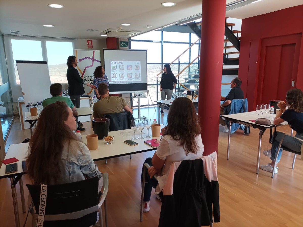 enoturismEDU's tweet photo. 🍷Curs de Presentació de vins i begudes impartit pel sommelier @BrunoTannino✨
Un curs amb l'objectiu de conèixer i presentar els vins de DO Terra Alta, amb el tast i la comparació amb altres vins de fora del territori 🌍
Curs subvencionat pel Consorci de la @fpo_continua https://t.co/JFrz3Ot0vF
