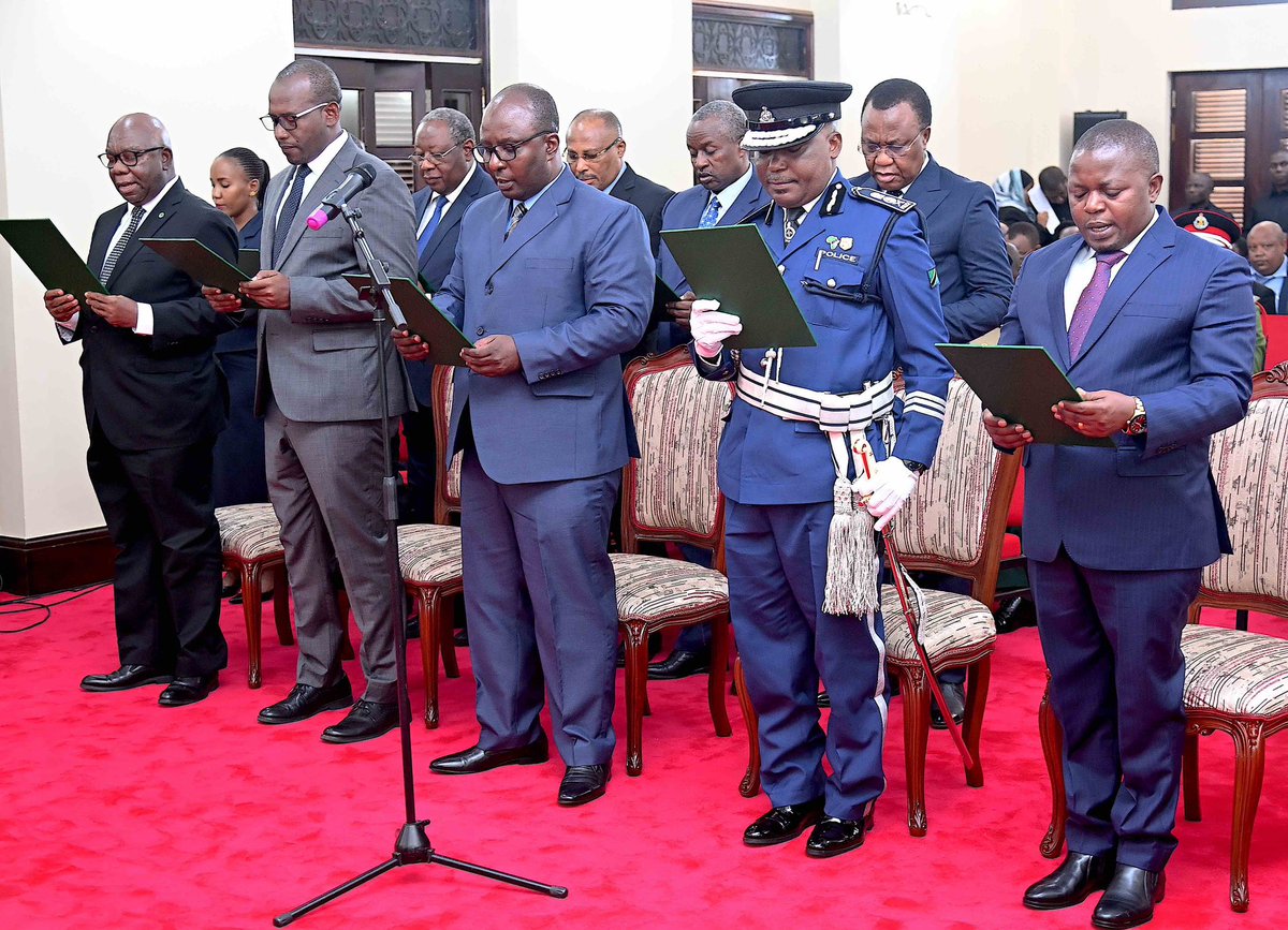📸Captured at Ikulu, Chamwino🏛️

Various leaders taking the Oath of Ethical Conduct for Leaders at Ikulu, Chamwino in Dodoma on June 16, 2023. A significant moment symbolizing their commitment to upholding leadership integrity. #EthicalLeadership #IkuluChamwino 🇹🇿
#MamaYukoKazini