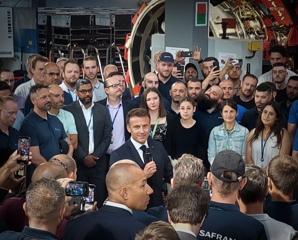 Le Président de la #République en visite sur le site de @SafranEngines à @ParisVillaroche a annoncé plusieurs mesures en faveur de la #transitionécologique de l'aviation et de l'#aéronautique.
@Elysee #décarbonation