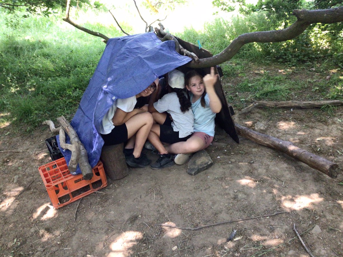 ReinwoodJuniors's tweet photo. #RJS5Wβs dens have been built to a high standard. They were constructed using materials that they could forage from the wood + a plastic tarp and 3 clothes pegs.
#OudoorEducation https://t.co/hZrxaYHfT9