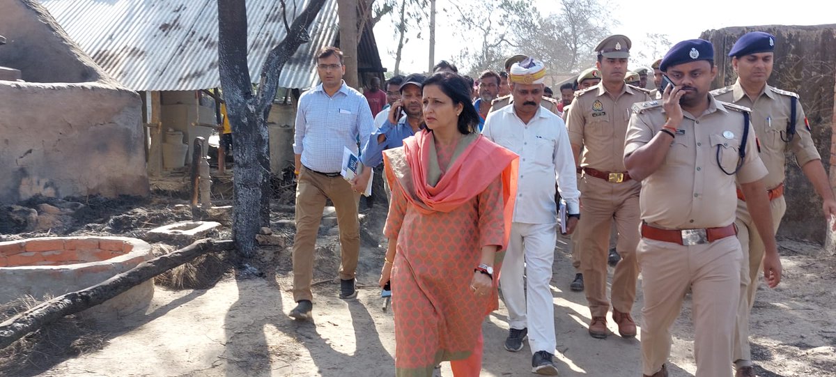 DMBahraich's tweet photo. प्रशासनिक अमले के साथ अग्नि दुर्घटना से प्रभावित ग्राम मोगलहनपुरवा पहुॅची डीएम मोनिका रानी व एसपी प्रशान्त वर्मा। पीड़ित परिवारों का पूछा कुशल क्षेम। पीड़ित परिवारों को हर संभव सहायता प्रदान करने तथा क्षति आंकलन का कार्य शीघ्र पूर्ण करने के दिये गये निर्देश। @rahat_up https://t.co/JrJtmVA82t