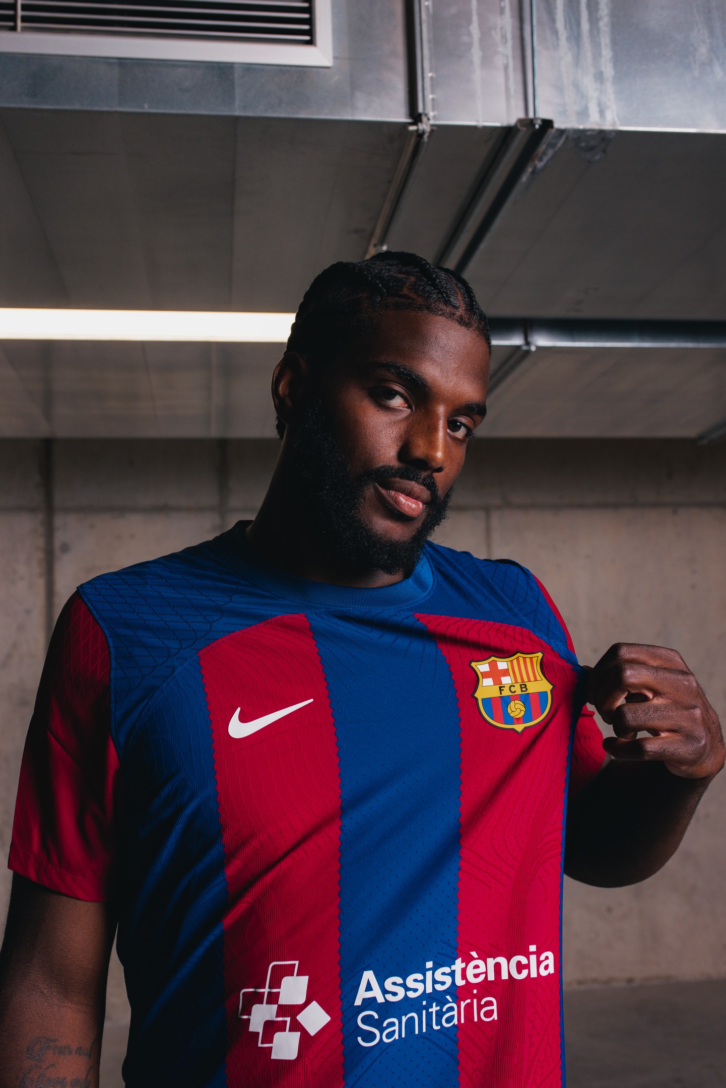 Mundo Deportivo on X Las secciones profesionales masculinas del Barca lucen la nueva camiseta de la temporada 23 24 Alex Abrines Baloncesto Dika Mem Balonmano Pito Futbol Sala y Pau Bargallo