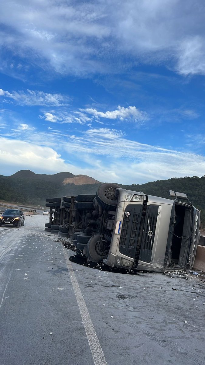 prf_mg's tweet image. 07:50 - Em Caeté, BR-381 km 424 sentido Vitória (ref: viaduto novo de Caeté) tombamento de caminhão carregado de brita causa interdição parcial da pista. Atenção ao transitar na região.