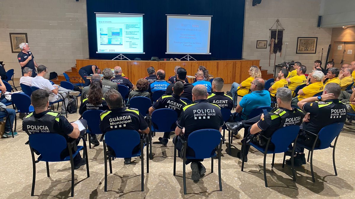 Avuí estem acollint a Sant Miquel d'Olèrdola <a href="/AjOlerdola/">Comunicació Olèrdola</a>  un exercici d'organització en cas d'incendi forestal en interfase urbana forestal organitzat per <a href="/bomberscat/">Bombers</a>
<a href="/federacioADF_PG/">Federació ADF_PG</a> 
#ADFcat