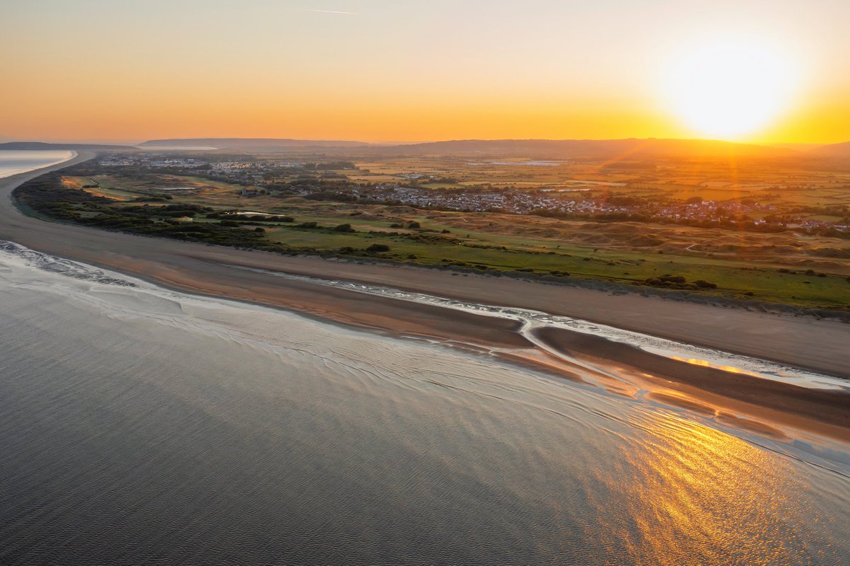 The delights of dawn illuminating the links.🌅

#golfcoursesunrise #sunrisesky #summersunrise #linksgolf #golfcoursephotography #top100golfcourses #burnhamonsea #somersetcoast