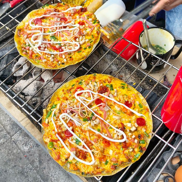 Roasted Ricepaper
Roasting a thin sheet of ricepaper along with some eggs, sausage, cheese, onion toppings and you will have a Vietnamese version of pizza to eat as snacks with friends.