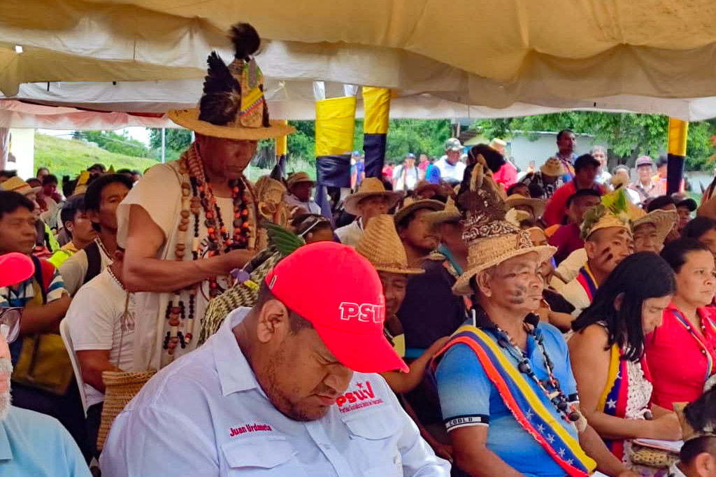CDCE participa en Asamblea con los pueblos indígenas de la Sierra de Perijá

Desde el Fuerte Macoa, Machiques de Perijá, el CDCE Zulia, junto a instituciones y organismos adscritos al Gobierno Nacional,  participa en la Asamblea con los pueblos indígenas de la Sierra de Perijá.